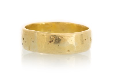 Lot 377 - WEDDING BAND