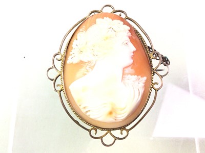 Lot 352 - GOLD MOUNTED CAMEO BROOCH