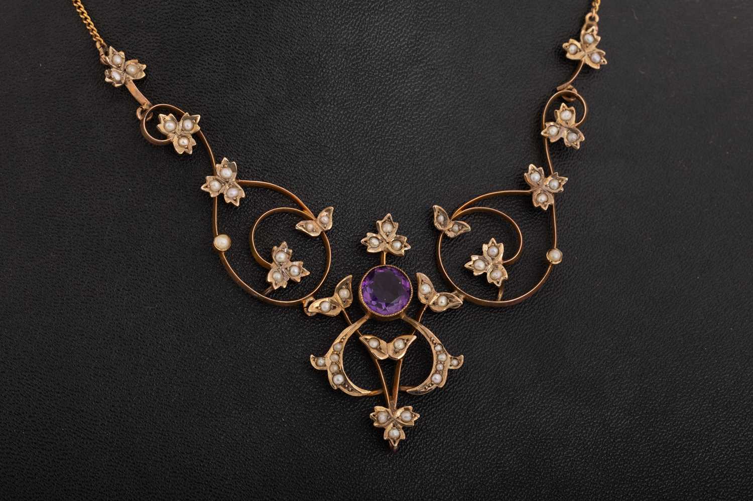 Lot 421 - EDWARDIAN AMETHYST AND SEED PEARL NECKLET