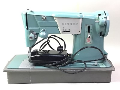 Lot 620 - VINTAGE SINGER SEWING MACHINE