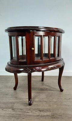 Lot 662 - MAHOGANY DISPLAY CABINET