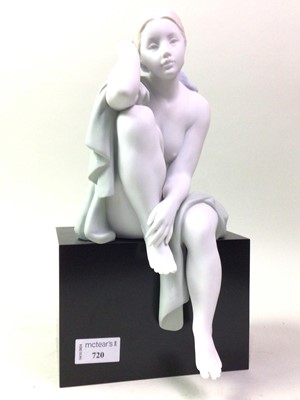 Lot 720 - LLADRO FIGURE