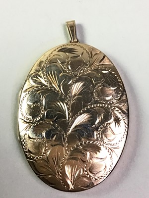 Lot 783 - OVAL PHOTOGRAPH LOCKET PENDANT