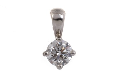 Lot 446 - DIAMOND SOLITAIRE PENDANT