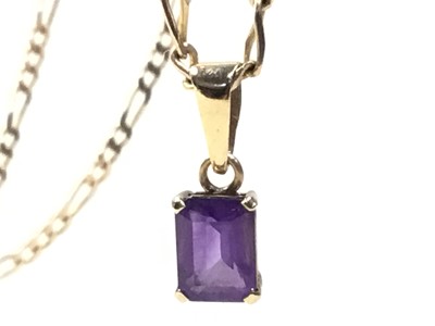Lot 292 - GOLD AND PURPLE STONE PENDANT