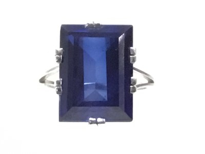 Lot 400 - ART DECO STYLE SAPPHIRE RING