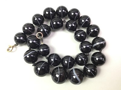 Lot 404 - SCOTTISH BANDED AGATE BEAD NECKLACE