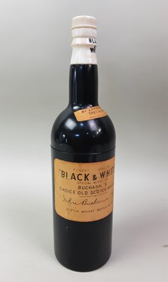 Lot 242 - BLACK & WHITE WHISKY, NOVELTY VINTAGE CIGARETTE DISPENSER