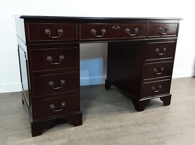 Lot 421 - MAHOGANY REPRODUCTION PEDESTAL WRITING DESK