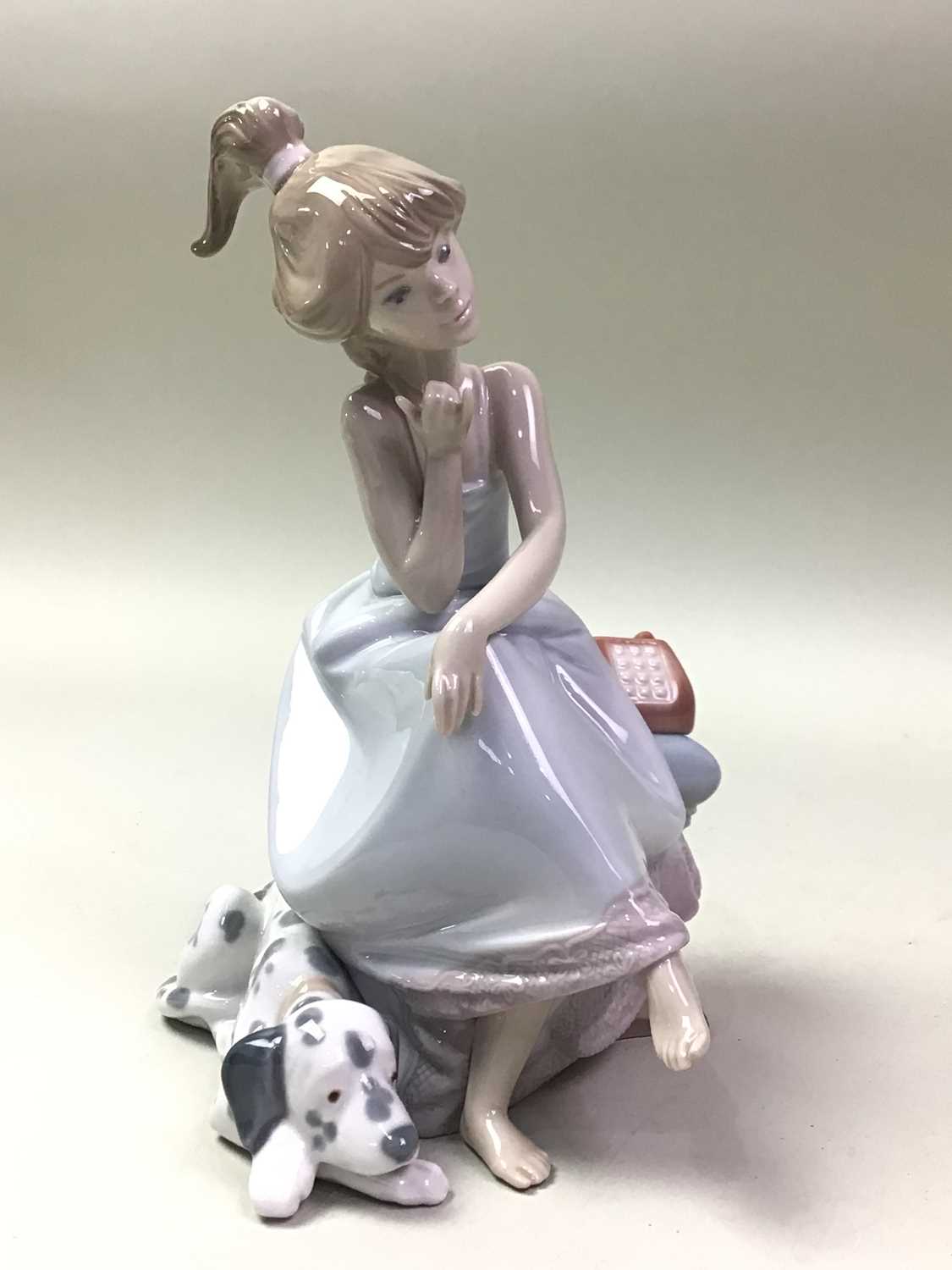 Lot 219 - LLADRO FIGURE OF CHIT CHAT GIRL