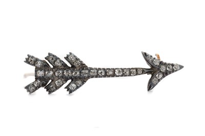 Lot 451 - DIAMOND ARROW BROOCH