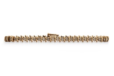 Lot 466 - DIAMOND TENNIS BRACELET