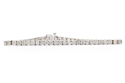 Lot 467 - DIAMOND TENNIS BRACELET