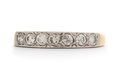 Lot 486 - DIAMOND SEVEN STONE RING