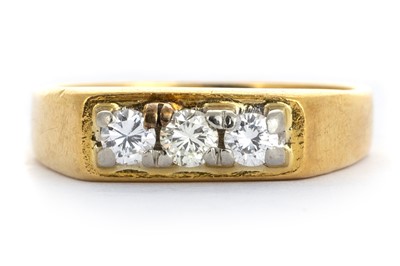 Lot 514 - DIAMOND THREE STONE RING