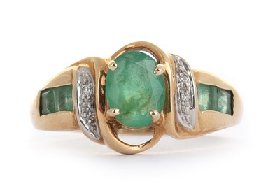 Lot 528 - EMERALD AND DIAMOND RING