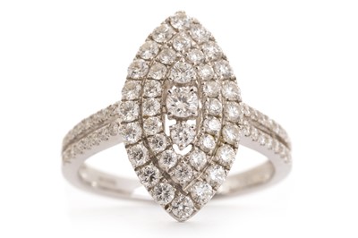 Lot 454 - DIAMOND DRESS RING