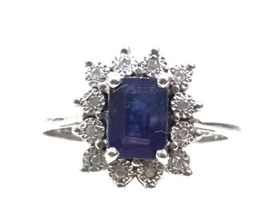 Lot 489 - SAPPHIRE AND DIMAOND RING
