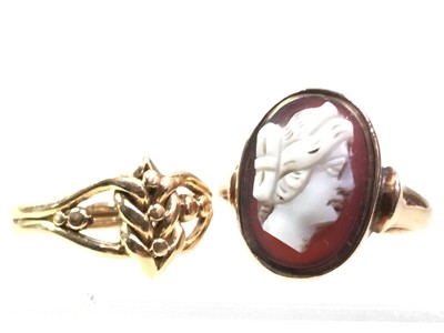 Lot 491 - GOLD CAMEO RING