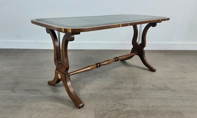 Lot 596 - REPRODUCTION MAHOGANY COFFEE TABLE