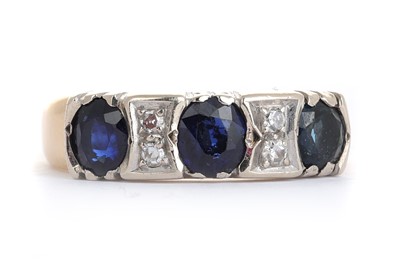 Lot 533 - SAPPHIRE AND DIAMOND RING