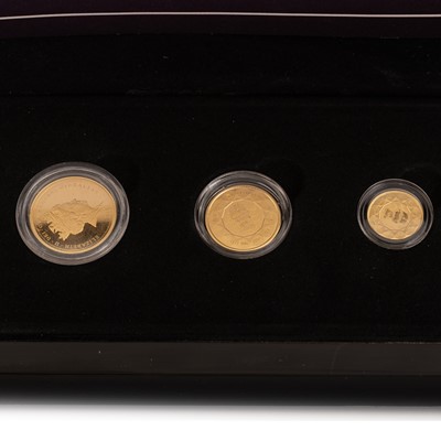 Lot 130 - THE SAPPHIRE CORONATION JUBILEE SOVEREIGN THREE COIN PRESTIGE SET