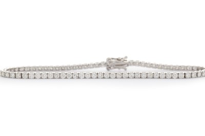 Lot 423 - DIAMOND TENNIS BRACELET