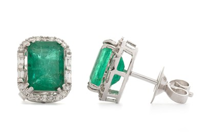 Lot 435 - PAIR OF EMERALD AND DIAMOND CLUSTER EARRINGS