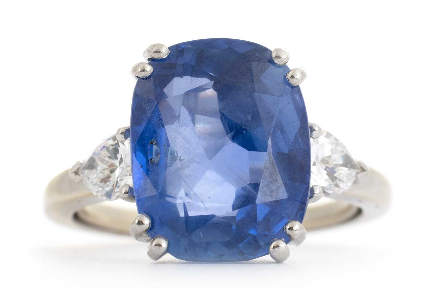 Lot 439 - UNHEATED CEYLON SAPPHIRE AND DIAMOND RING