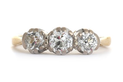 Lot 544 - DIAMOND THREE STONE RING