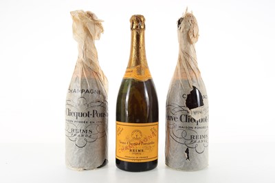 Lot 56 - 3 BOTTLES OF VEUVE CLICQUOT PONSARDIN