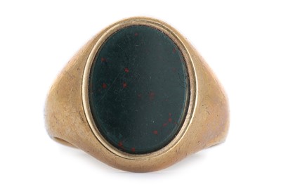 Lot 549 - NINE CARAT GOLD AND BLOODSTONE SIGNET RING