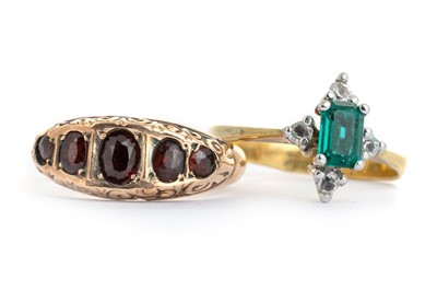 Lot 550 - GARNET FIVE STONE RING