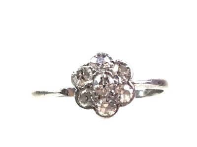 Lot 7 - DIAMOND CLUSTER RING.