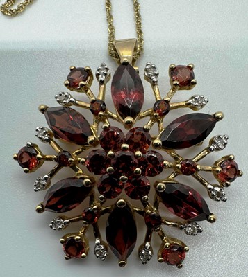 Lot 114 - DIAMOND AND GARNET SNOWFLAKE BROOCH / PENDANT