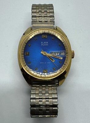 Lot 118 - VINTAGE SLAVA SOVIET GENTS DAY / DATE MECHANICAL WRISTWATCH