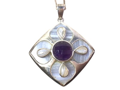 Lot 121 - AMETHYST AND AGATE PENDANT ON CHAIN