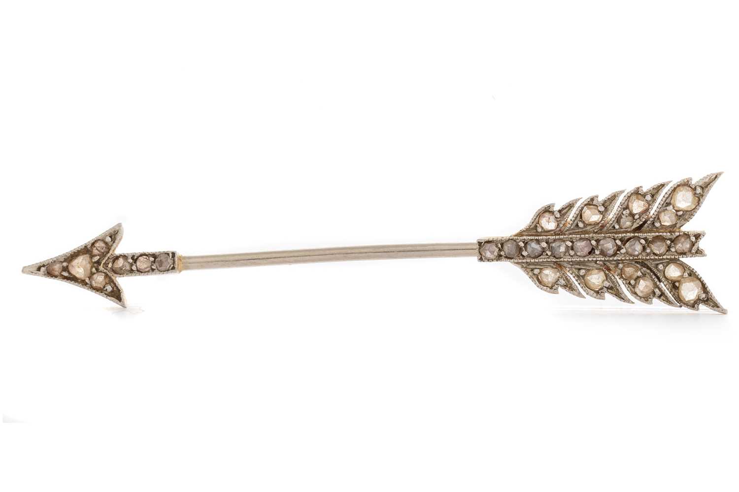 Lot 557 - DIAMOND ARROW BROOCH