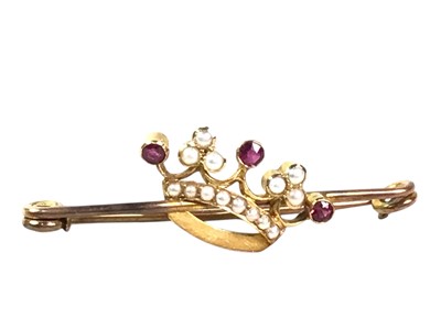 Lot 44 - RUBY AND PEARL CROWN BAR BROOCH