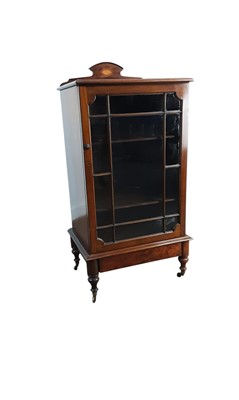 Lot 286 - EDWARDIAN MAHOGANY SIDE CABINET