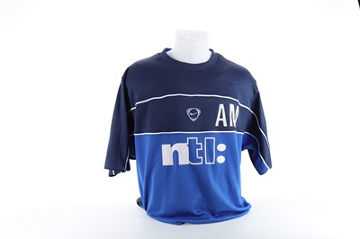 Lot 1909 - ALEX MCLEISH OF RANGERS F.C., STAFF ISSUED TRAINING SHIRT