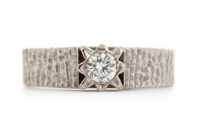 Lot 542 - DIAMOND SOLITAIRE RING