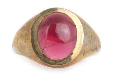 Lot 564 - GEM SET SIGNET RING