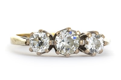 Lot 571 - DIAMOND THREE STONE RING