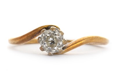 Lot 573 - DIAMOND SOLITAIRE RING