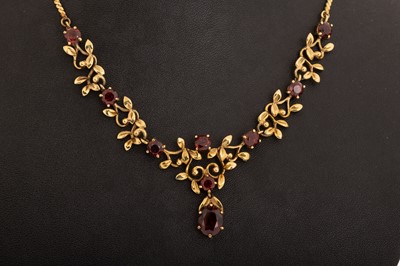 Lot 577 - GARNET NECKLET