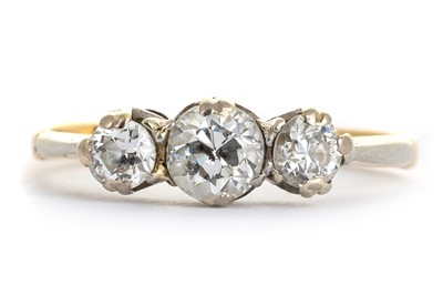 Lot 585 - DIAMOND THREE STONE RING