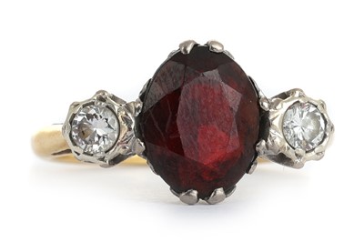 Lot 590 - GARNET AND DIAMOND RING