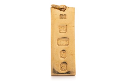 Lot 594 - GOLD INGOT PENDANT