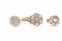 Lot 86 - EIGHTEEN CARAT GOLD DIAMOND CLUSTER RING WITH...